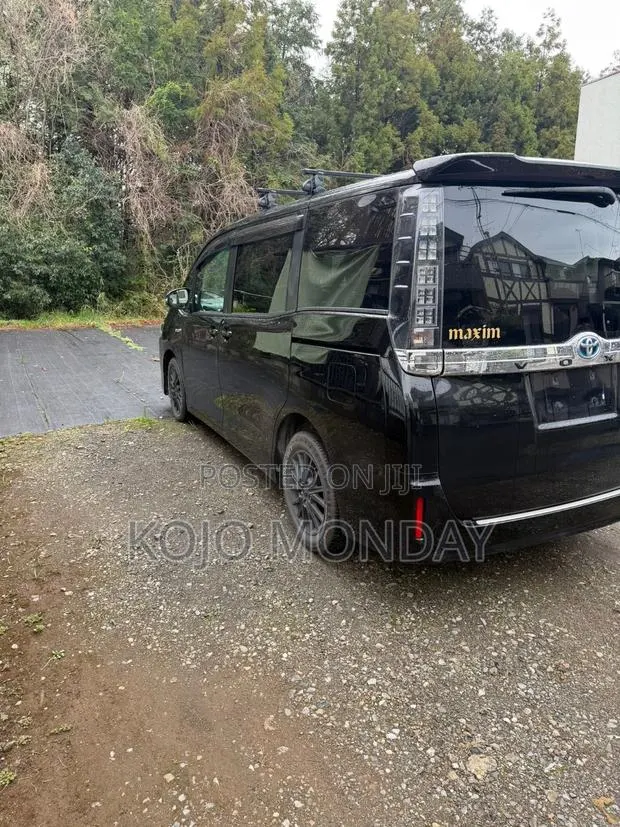 Toyota Voxy Hybrid V 2WD 7-Seater 2015 Black · Photo 1