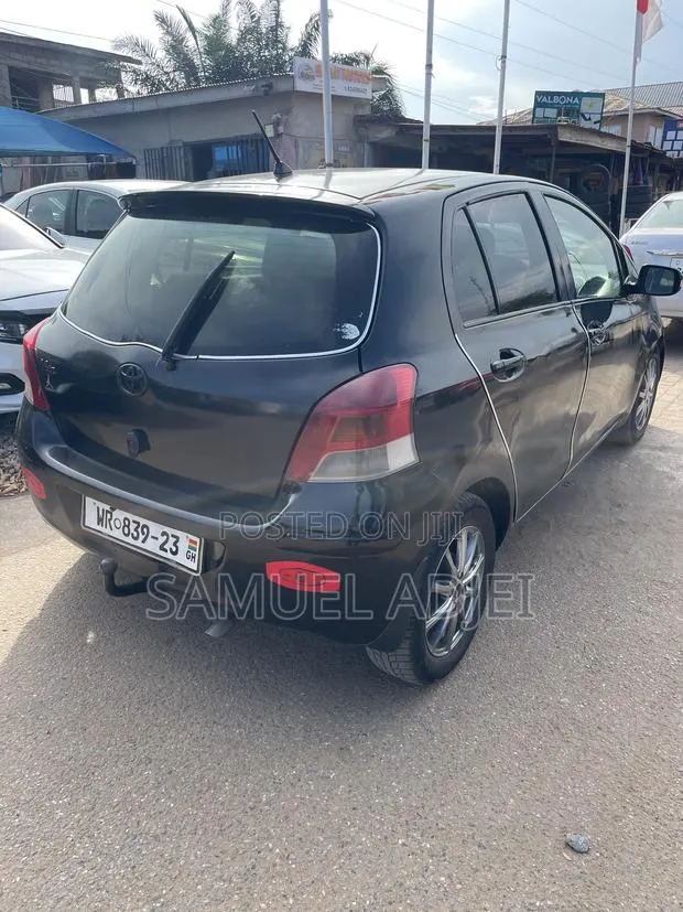 Toyota Vitz 2010 Black · Photo 1