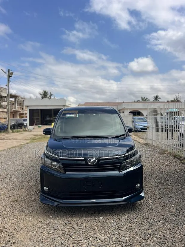 Toyota Voxy X 4WD 8-Seater 2015 White · Photo 1