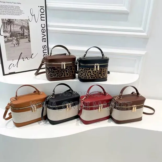 Stylish Box Bag With Long Strap · Photo 1