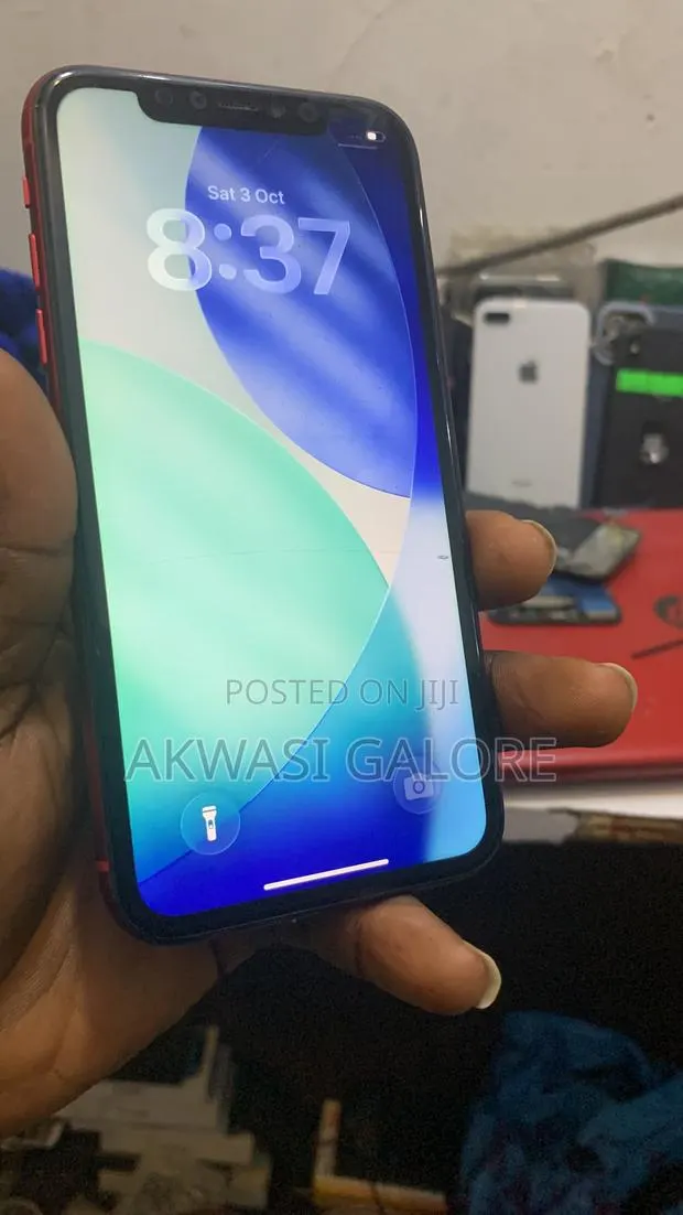 Apple iPhone 11 64 GB Red · Photo 1