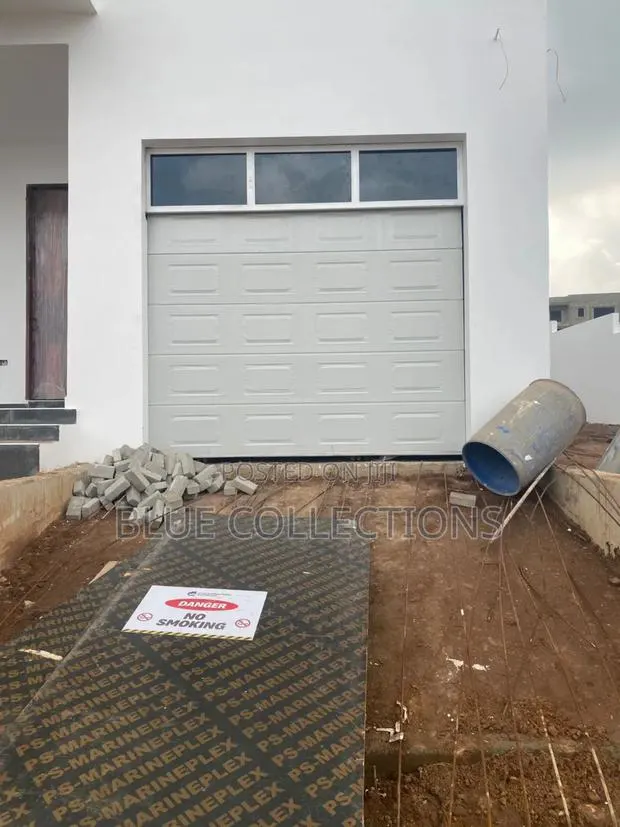 Automatic Garage Door · Photo 1