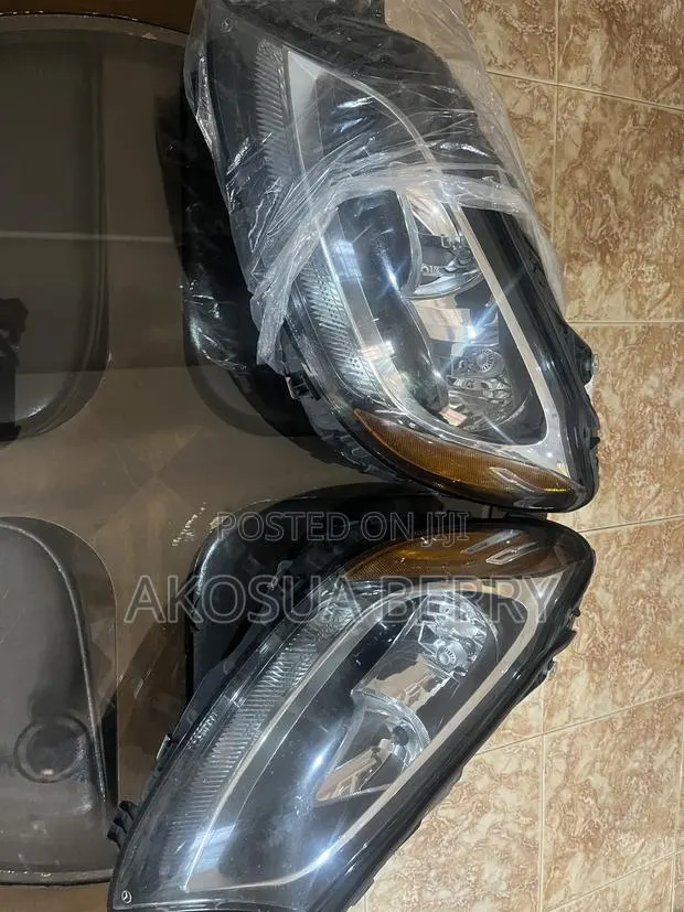 Benz C300 Headlight Pair · Photo 1