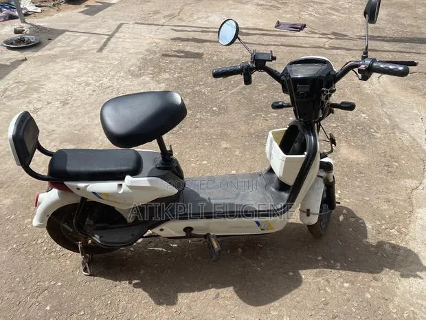 Motorcycle 2023 White · Photo 1
