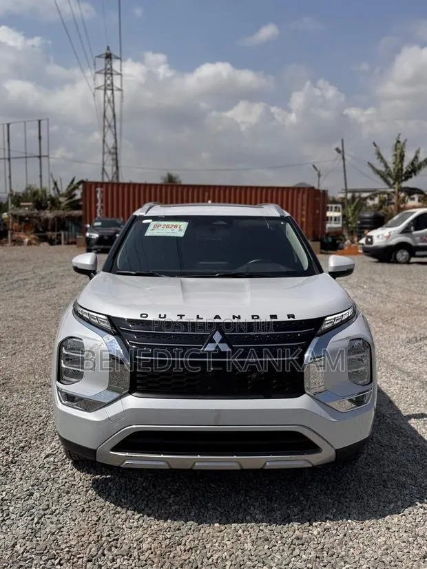 Mitsubishi Outlander 2.4 PHEV AWD 2023 White · Photo 1