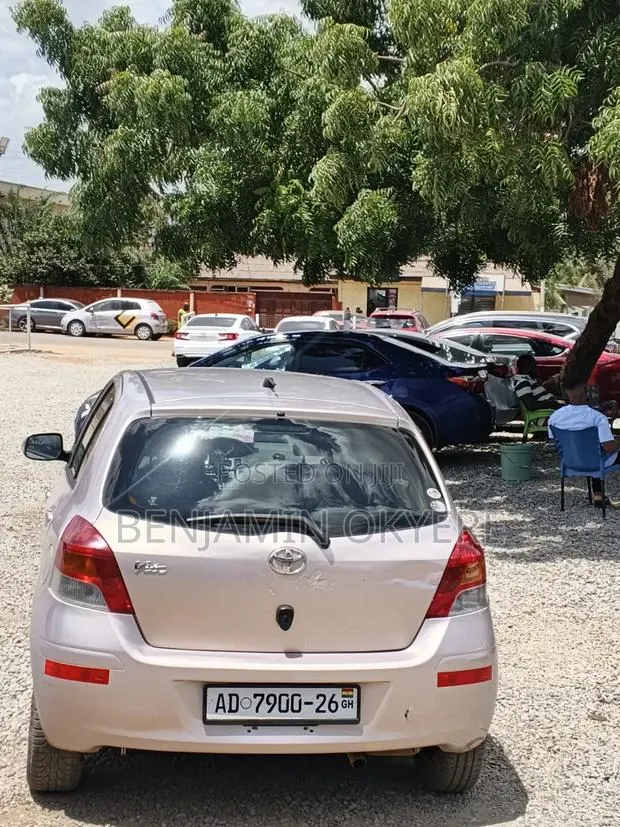 Toyota Vitz 2010 Silver · Photo 1