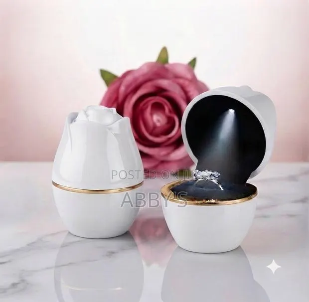 Luxury White Floral LED Ring Box/Case · Photo 1