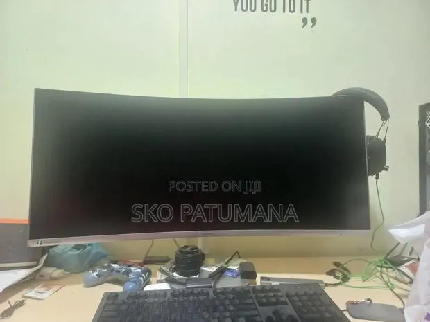 Samsung 34" Curved Monitor · Photo 1