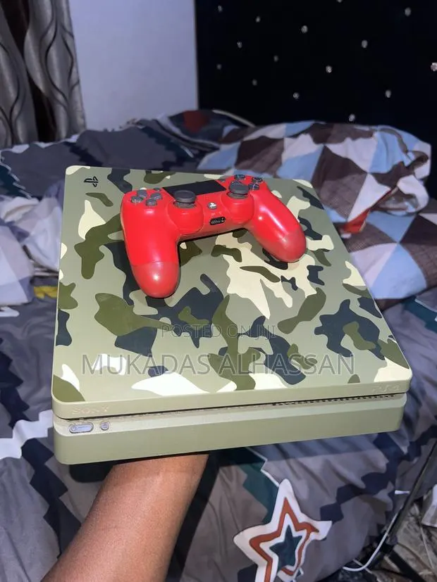 PS 4 Slim 1TB · Photo 1