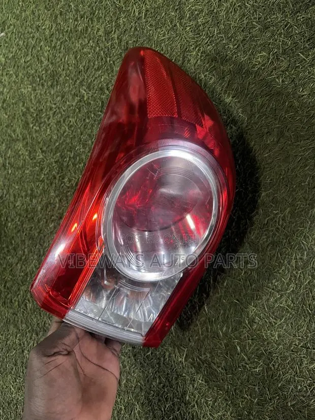Toyota Corolla 2011-2013 Taillight Original Used · Photo 1