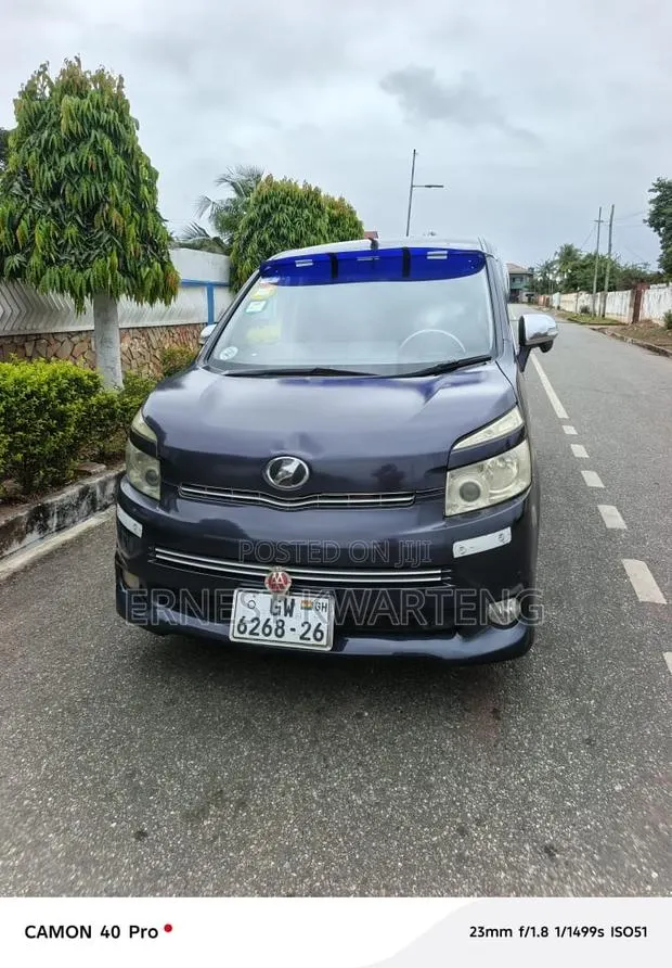 Toyota Voxy 2013 Silver · Photo 1