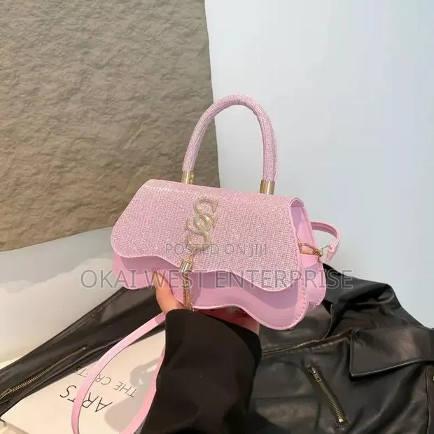 Timeless Elegance: The 2025 Summer Luxe Shoulder Bag · Photo 1
