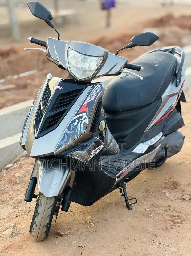 Piaggio Scooter 2018 Brown · Photo 1