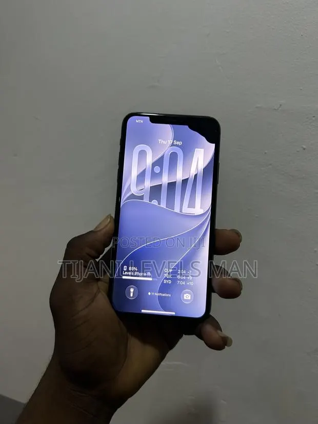 Apple iPhone 11 Pro Max 64 GB Green · Photo 1