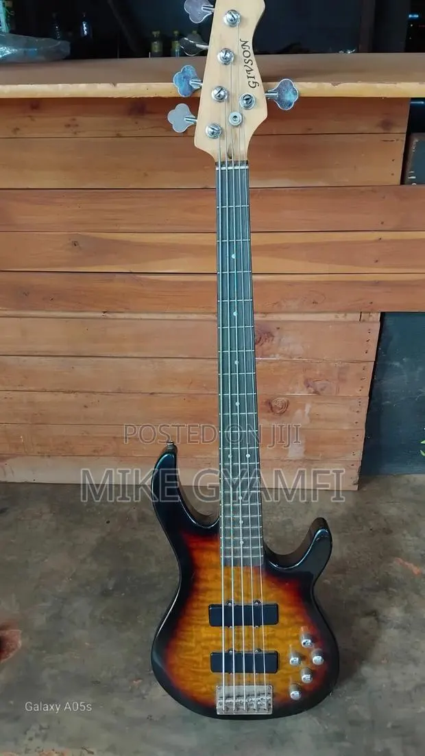 Bass Guitar · Photo 1