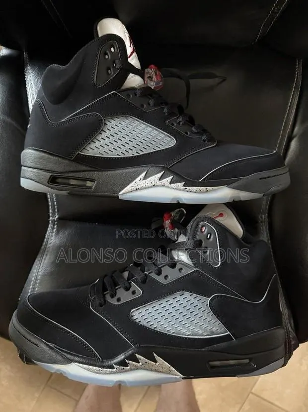 Jordan 4 Metallic Black · Photo 1