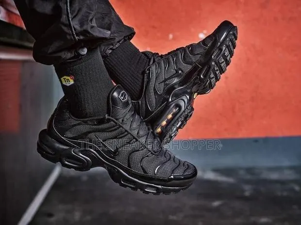 Nike Air Max Plus TN "Triple Black" · Photo 1