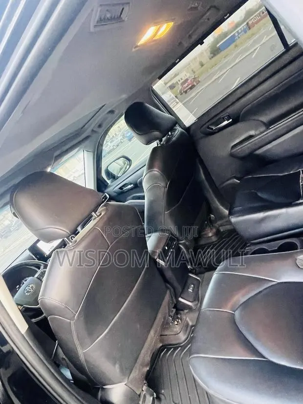 Toyota Highlander 2023 Black · Photo 1