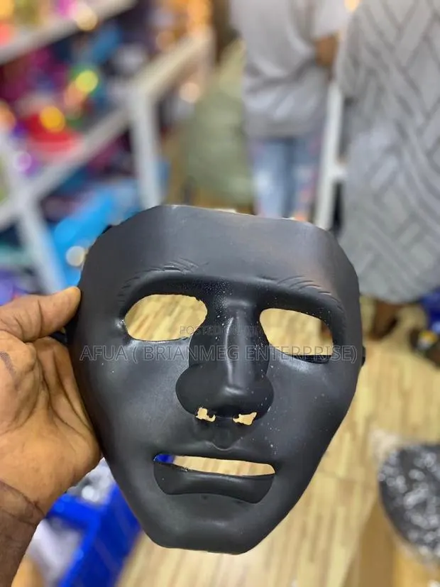 Full Face Masquerade Mask · Photo 1
