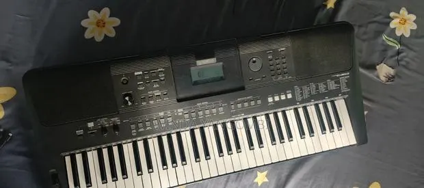 Yamaha PSR-E463 KEYBOARD With Stand, Charger and Bag- LIKE NEW · Photo 1