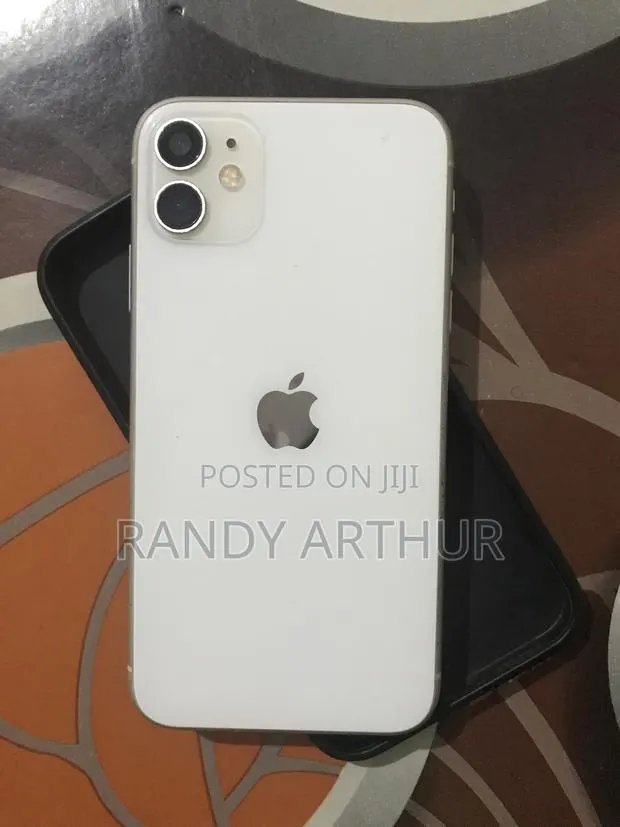 Apple iPhone 11 64 GB White · Photo 1