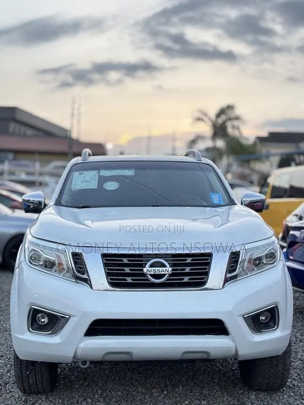 Nissan Navara 2018 White · Photo 1