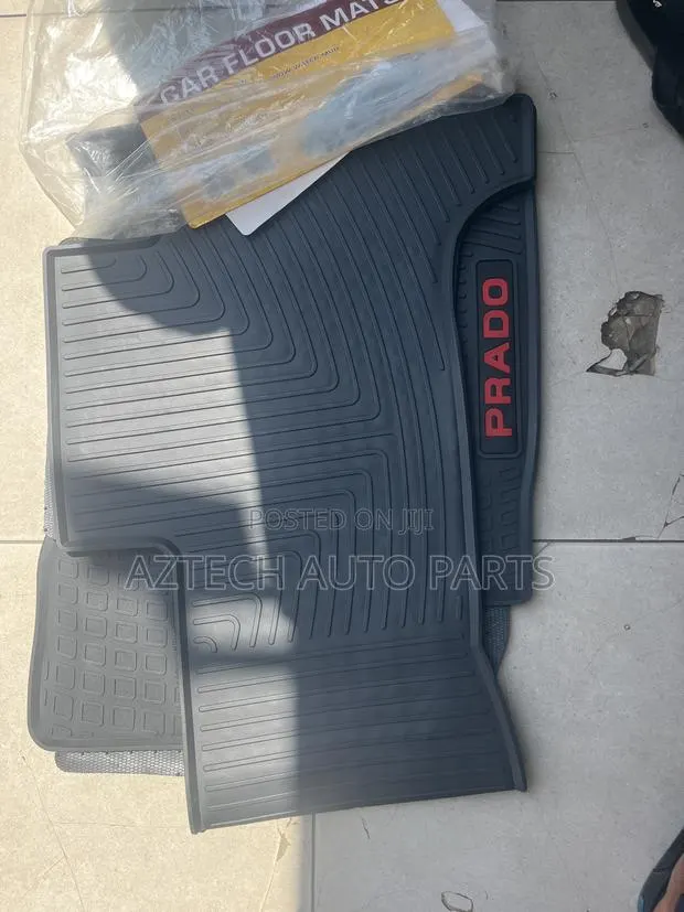Toyota Landcruiser Prado Floor Mat / Floor Carpet · Photo 1