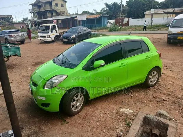 Toyota Vitz · Photo 1