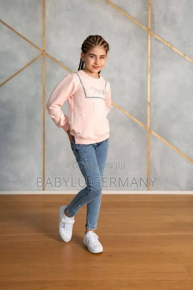 Sweater And Jeans Set · Photo 1