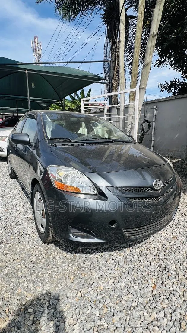 Toyota Yaris 2012 Gray · Photo 1