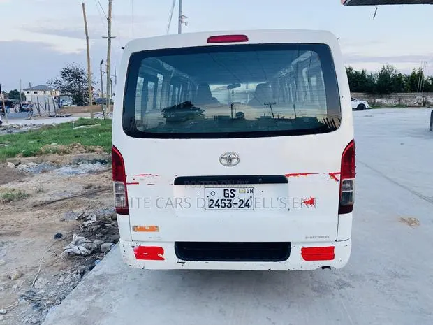 Toyota HiAce 2013 White · Photo 2