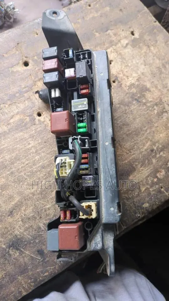 Toyota Corolla 2003-2007 Engine Fuse Board(6pins) · Photo 1
