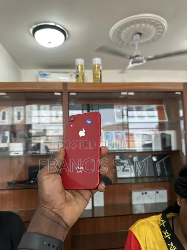 Apple iPhone XR 64 GB Red · Photo 1