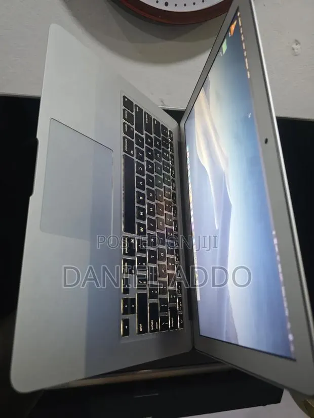 Laptop Apple MacBook Air 2017 8GB Intel Core i5 SSD 128GB · Photo 1