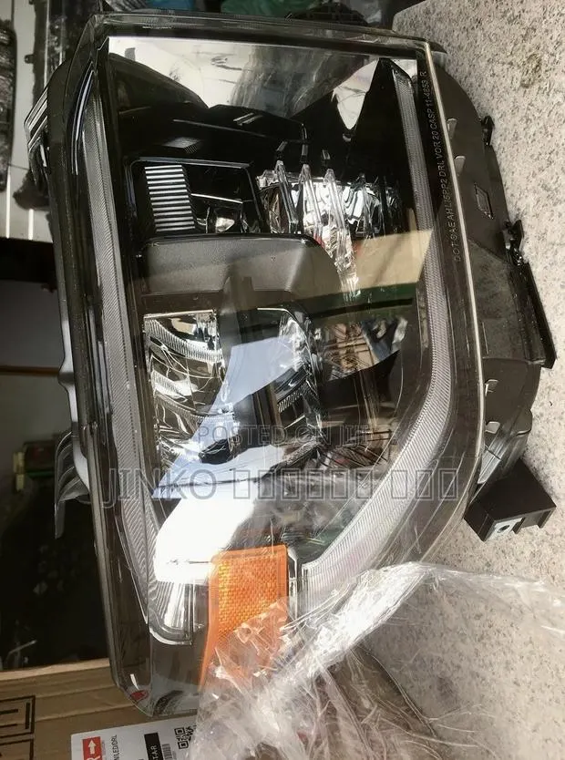 Toyota Tundra 2014-2021 Headlight With LED Pair · Photo 1