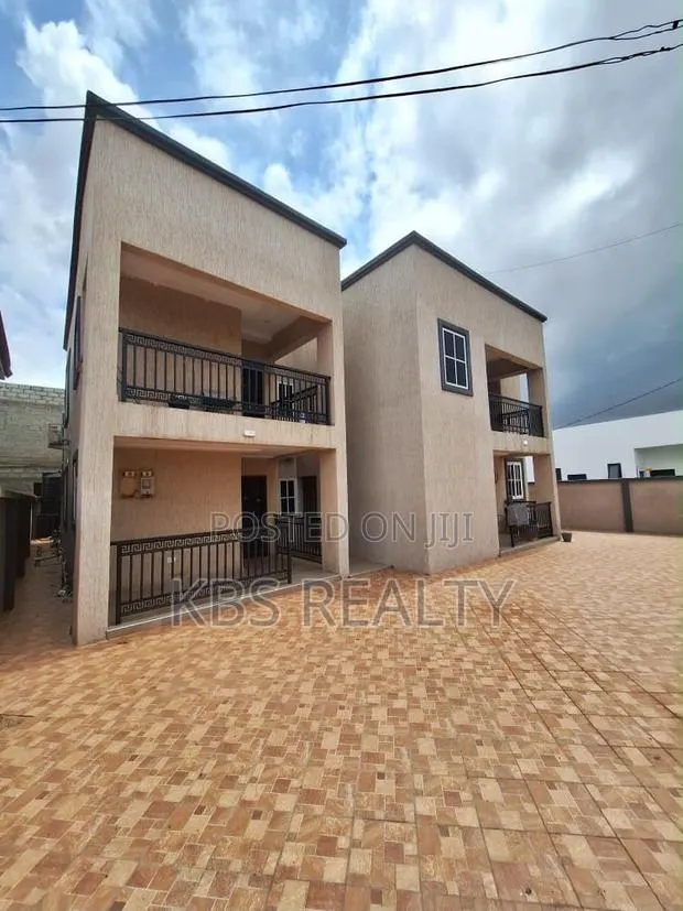 7bdrm Townhouse/Terrace in East Legon Nanakrom, School Junction · Photo 1
