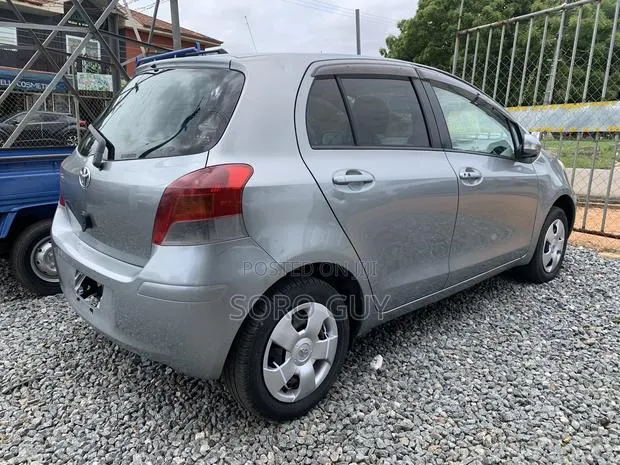 Toyota Vitz 2010 Silver · Photo 1