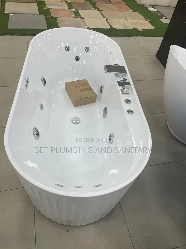 Jacuzzi Bathtub · Photo 1
