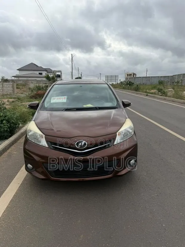 Toyota Vitz 2012 Burgundy · Photo 1