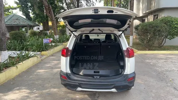 Toyota RAV4 2016 White · Photo 1