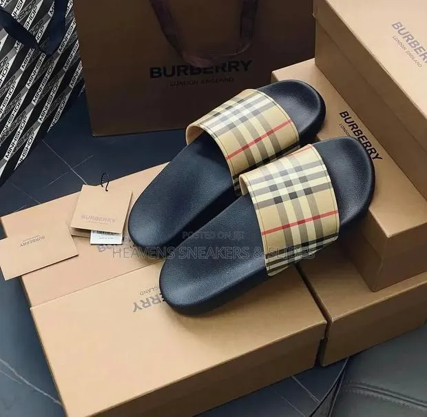 Burberry Check Slides · Photo 1