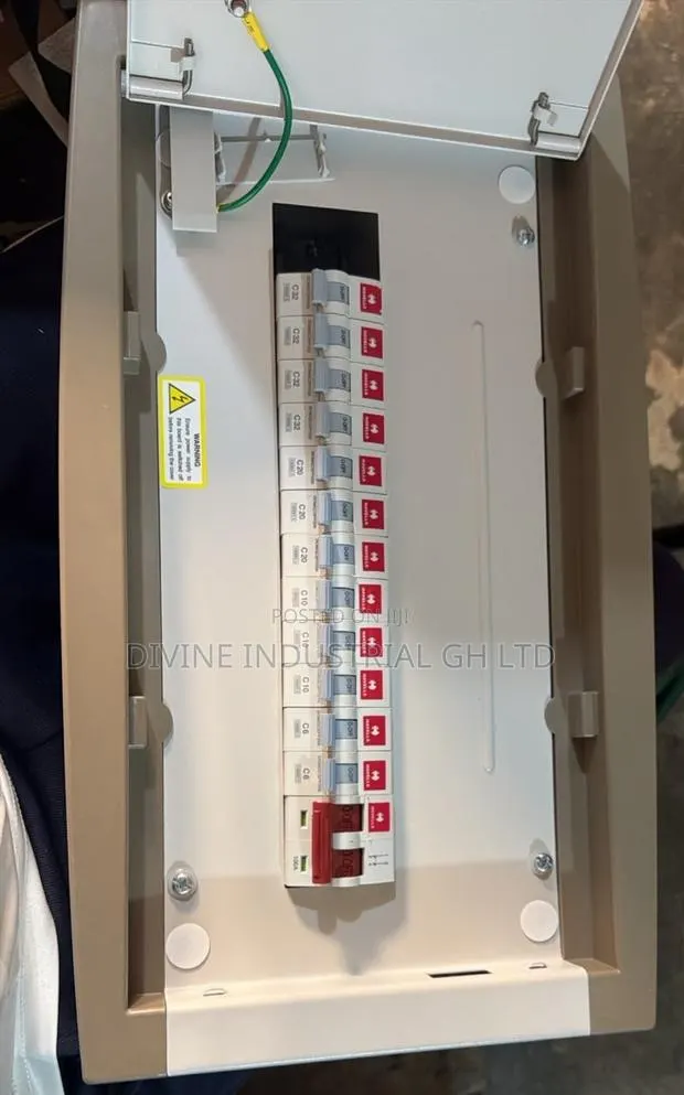12 Way Distribution Board 1phase · Photo 1