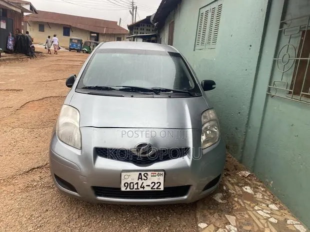 Toyota Vitz 2010 Silver