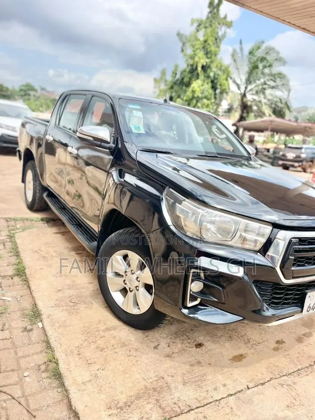 Toyota Hilux Revo Double Cab Deisel 2.8 AWD 2019 Black · Photo 1