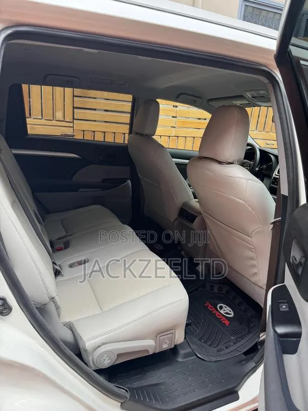 Toyota Highlander LE 4x2 (2.7L 4cyl 6A) 2018 White · Photo 1