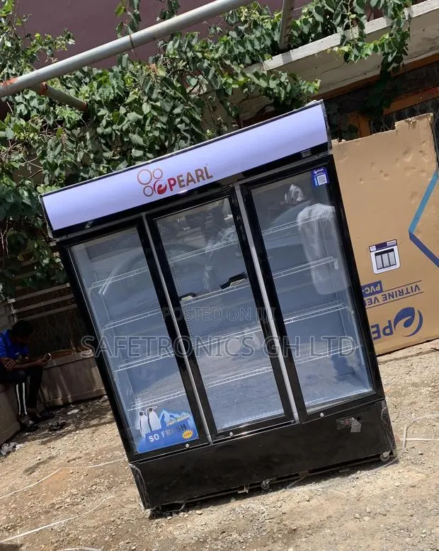 Valuable New Lockable PVC-150 Three Doors 950 Liters Pearl Display · Photo 1