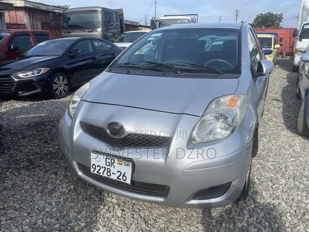 Toyota Vitz 2010 Silver · Photo 1