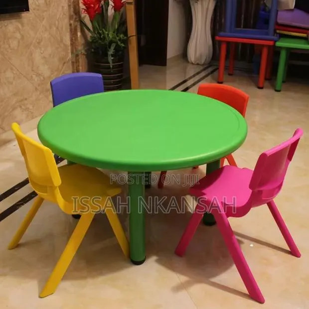 Round Plastic Table and 4 Chairs · Photo 1
