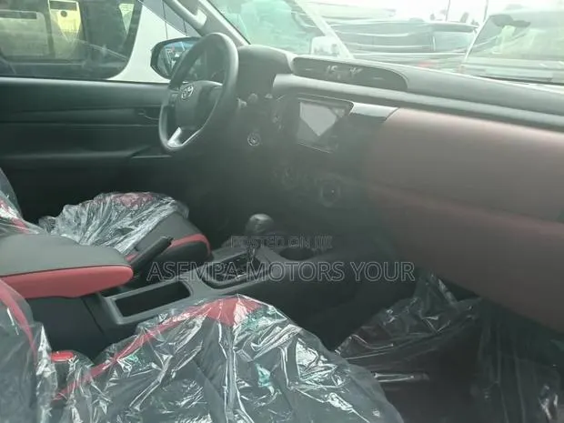 New Toyota Hilux 2025 White · Photo 1
