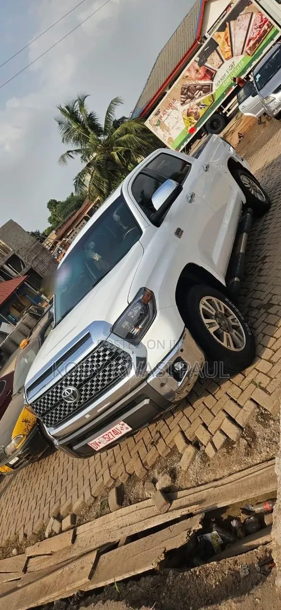 Toyota Tundra Platinum 5.7L V8 4x4 CrewMax 5.6 ft. box 145.7 in. WB White · Photo 1
